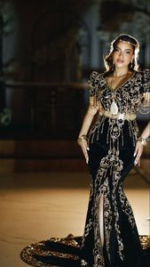 Robe de mariée traditionnelle Fergani noire brodée or pour femme, longueur ras du sol, coupe régulière, extensible, en crêpe banane/velours absorbant l'humidité - Product Image 2