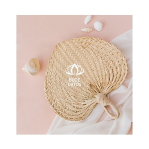 Éventail en feuille de palmier le plus vendu pour décorations de chambres d'hôtels de luxe et souvenirs événementiels d'entreprise mémorables, distribution en gros - Product Image 1