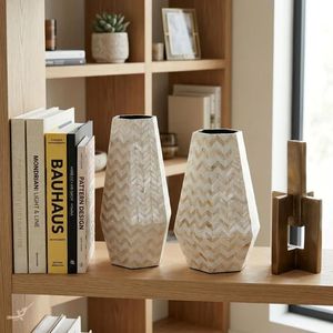 Vase décoratif haut en forme de prisme, mosaïque chevron en or avec incrustation de nacre naturelle, fait main, pour la décoration de la maison - Product Image 3