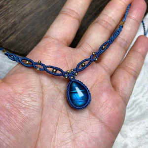 Collar de Macramé Hecho a Mano con Labradorita, Colgante de Piedra Preciosa con Destello Azul, Cordón Ajustable, Joyería Artesanal Boho - Product Image 2