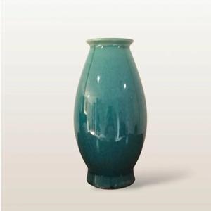 Vase en céramique bleu aqua de qualité supérieure avec finition émaillée dégradée, silhouette sculptée haute et accentuation saisissante pour les intérieurs modernes - Product Image 1