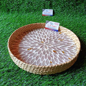 Plateau rond en rotin artisanal abordable avec incrustation de nacre scintillante, parfait pour les hôtels cadeaux du Ramadan et les repas élégants - Product Image 4