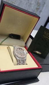 Montre d'affaires en or rose VVS1 avec cadran en quartz et diamants Moissanite, dotée d'un charme intégré au design complet du boîtier - Product Image 5