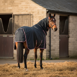 Manta de exterior para caballo negra con cobertura completa del cuello, ribete rojo y blanco, impermeable, transpirable, correas ajustables, acero inoxidable duradero - Product Image 2