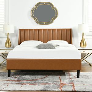 Juego de Cama Queen Aspen con Plataforma, Cabecera Moderna Acolchada Verticalmente en Cuero Sintético Color Caramelo Marrón, Camas Tapizadas - Product Image 1