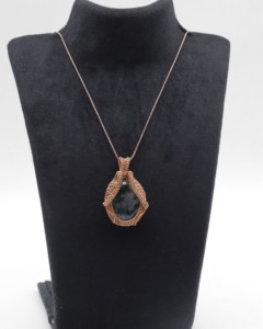 Collier en agate naturelle avec pendentif enroulé de fil de cuivre |   Collier artisanal bohème en pierres précieuses - Product Image 2