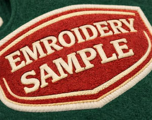 Fabricante de Chaquetas Varsity Personalizadas de Invierno, Chaqueta de Béisbol con Logotipo Bordado OEM, Chaqueta Universitaria de Lana y Cuero para Hombre y Mujer - Product Image 4