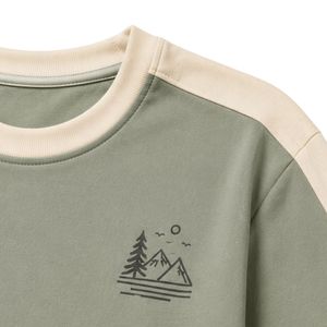 Conjunto de dos piezas informal personalizado para mujer, camiseta de manga corta verde salvia y beige y pantalones rectos largos, con detalles en contraste. - Product Image 3