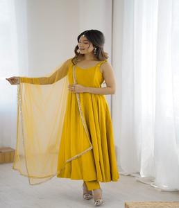 Ensemble de costume Anarkali élégant en Chanderi pur, coupe évasée, tenue ethnique pour femme avec dupatta et pantalon, prêt-à-porter pour mariage et soirée - Product Image 1