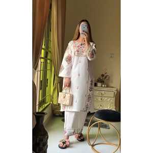 Ensemble de costumes de fête pour femmes de designer avec broderie élégante - Product Image 3