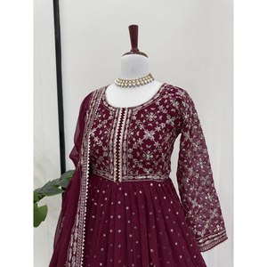 Vestido Anarkali XL de Diseñador con Dupatta, con Bordado de Hilos y Lentejuelas - Product Image 1