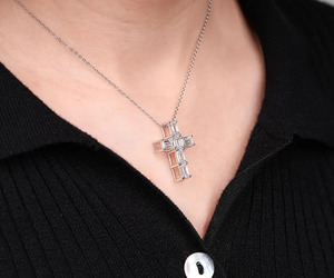 Colgante de Cruz con Diamantes de Corte Esmeralda, Collar de Oro de 14K con Símbolo Cristiano, Joyería de Diamantes con Cruz, Collar Religioso Hecho a Mano - Product Image 6