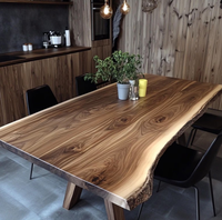 Meubles modernes, dernière collection, table à manger en bois massif avec bord naturel, résine époxy transparente, table à manger pour restaurant et café