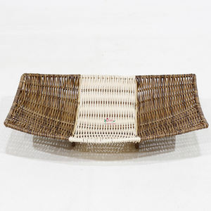 Plateau en osier tressé en plastique naturel écologique, plateau décoratif pour l'affichage en cuisine et la décoration intérieure - Product Image 1