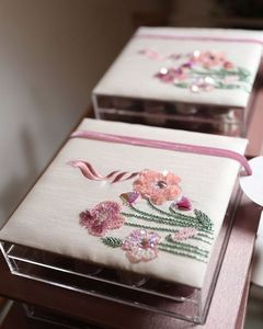 Caja de Regalo de Macarons con Lentejuelas Bordadas a Mano, Empaque de Chocolate de Lujo para Cumpleaños, Bordado Floral, Acrílico, Personalizable con Logotipo - Product Image 1