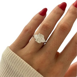 Anillo de compromiso de lujo con tres diamantes cultivados en laboratorio de 3 quilates, corte cojín alargado, y tres diamantes laterales en forma de trillón. - Product Image 3