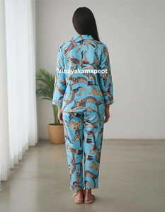 Conjunto de Pijama Elegante de Algodón Tejido con Estampado de Gatos Azules Serenos, Ropa de Dormir Transpirable de Primera Calidad, Camisa con Botones - Product Image 3