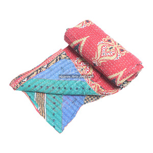 Couverture ethnique vintage Rajasthani Kantha, couverture indienne réversible, cousue à la main, 100% coton, couverture lourde, couverture en patchwork, couverture en sari ancien - Product Image 1