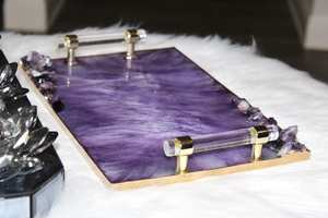 Plateau de service décoratif en résine d'améthyste, fait main, peint à la main, personnalisable, avec poignées dorées transparentes comme du cristal - Product Image 3