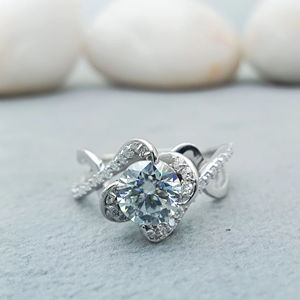 Anillo de Compromiso al por Mayor con Diamante Moissanita Corte Princesa y Banda de Plata Esterlina, Joyería Fina Disponible al Mejor Precio - Product Image 1
