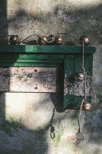 Guirlande de clochettes métalliques avec finition vieillie et accroche en corde naturelle pour la décoration de porte, porche, jardin, fenêtre et maison de campagne - Product Image 3