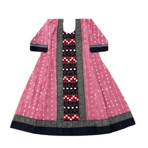 Kurta Ikkat Arts en Tejido Tribal Rosa Pálido – Kurta Étnica Inspirada en el Tejido a Mano en Rosa y Gris Carbón - Product Image 4