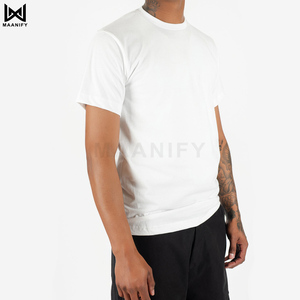 เสื้อยืดโอเวอร์ไซส์สีขาวขายดีสำหรับผู้ชาย สไตล์สตรีทแวร์ทรงหลวม ผ้าคอตตอนหวี ย้อมสีเสื้อผ้า รับผลิตเสื้อยืดพร้อมโลโก้ตามสั่ง MAANIFY - Product Image 1