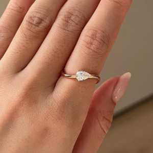 แหวนเพชรทรงลูกแพร์ 1.01 กะรัต แบบ East West เพาะเลี้ยงในห้องปฏิบัติการ สำหรับผู้หญิง ทองคำแท้ 14K แหวนสัญญาสำหรับคู่รัก - Product Image 2