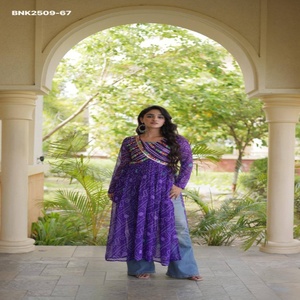Colección de Kurtis largos de cintura alta con abertura, estilo Faux Georgette con estampado Bandhani y patchwork estilo Kutchhi, para festivales. Proveedor indio. - Product Image 1