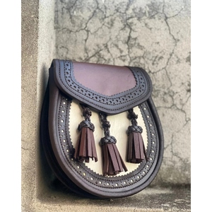Sporran écossais en cuir véritable de qualité supérieure avec panneau en fourrure contrastant, bordure décorative cloutée et trois pompons en cuir tressé - Product Image 4
