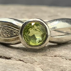Anillo Vintage de Plata de Ley con Peridoto Verde, Joyería Hecha a Mano con Piedras Preciosas Naturales, Anillo Elegante de Moda, Regalo para Mujer - Product Image 1