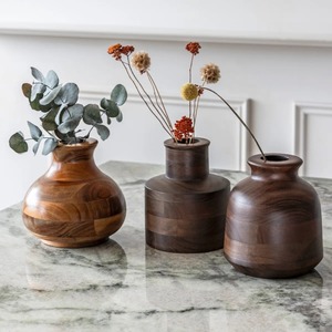 Jarrón de Cerámica Tradicional para Mesa, Pintado a Mano con Diseño Floral de Granada y Borde Marrón - Product Image 4