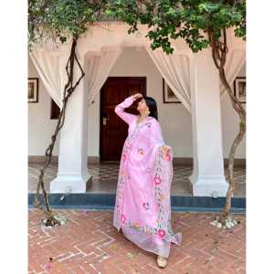 Ensemble de robe Anarkali en rayonne rose Uma, taille XS, Salwar Kameez avec motif dessiné à la main pour les mariages - Product Image 3