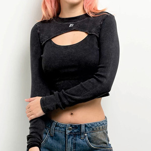 Camiseta corta negra acanalada con aberturas y manga larga para mujer, estilo urbano, ajustada, de moda, marca privada, OEM, personalizada, camisa de mujer, EE. UU. - Product Image 2