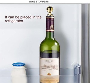 Bouchon de bouteille réutilisable en alliage de zinc doré avec joint noir strié et logo personnalisé pour la fermeture des bouteilles de vin - Product Image 4