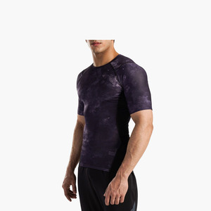 T-shirt de compression personnalisé en polyester de haute qualité pour hommes, idéal pour la sublimation, la course à pied, la gym et la performance sportive (Rash Guard) - Product Image 3
