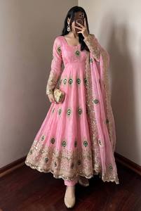 Traje Anarkali de seda estilo pakistaní tradicional con vestido largo bordado para mujer disponible en muchos colores. - Product Image 6
