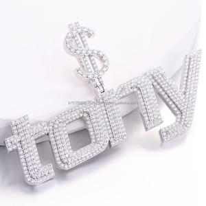 Pendentif John personnalisé élégant avec lettres recouvertes de pierres brillantes et détails de symboles décoratifs, bijoux de mode - Product Image 1