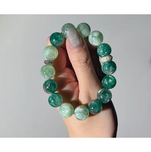 Bracelet élégant en résine fait main avec finition brillante, accessoire de mode pour femmes modernes - Product Image 1