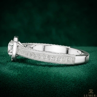 Bague de fiançailles en diamant rond brillant cultivé en laboratoire, sertissage halo vintage avec bande pavée à double rangée et détails milgrain