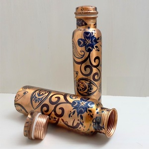 Botella de Agua Metálica con Diseño de Hojas Tropicales, con Dos Tazas y Detalles en Cobre, Juego de Bebidas Portátil - Product Image 5