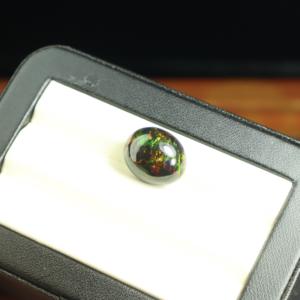 พลอยโอปอลสีดำธรรมชาติทรงรีขนาด 6.55 กะรัต ขัดเงา พร้อมแสงเล่นสี/แสงไฟ สำหรับทำเครื่องประดับ ขนาด 15x12 มม. - Product Image 6