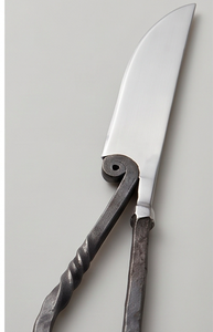 Juego de cubiertos metálicos vintage con mangos retorcidos, cuchara, tenedor, cuchillo, acabado mate, diseño duradero para uso en catering. - Product Image 3