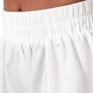 Shorts décontractés blancs pour femmes, taille élastique, légers, respirants, coupe décontractée, confortables pour tous les jours - Product Image 4