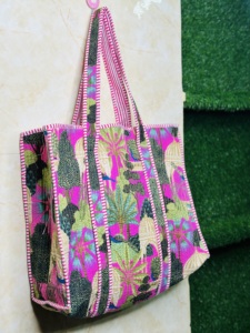 กระเป๋าโท้ทแฮนด์เมดลายพิมพ์แบบดั้งเดิม |   กระเป๋าสะพายไหล่ผ้าฝ้ายลายควิลท์ |   กระเป๋าโท้ทดีไซน์ลายพฤกษศาสตร์เขตร้อน | กระเป๋าเดินทางและช้อปปิ้งขนาดใหญ่ - Product Image 1