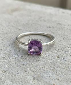 Bague tendance faite à la main en argent sterling 925, cadeau chrétien, avec améthyste naturelle pierre de naissance, sertissage minimaliste à griffes, bague de troisième main - Product Image 1