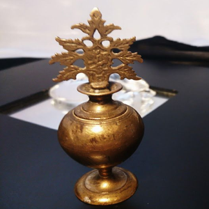 ขวดทองเหลืองทรงสูงฝาปิดลายตาข่ายพร้อมฐานสามขาประดับลายดอกไม้สีแดง มีจำหน่ายในราคาขายส่ง - Product Image 4