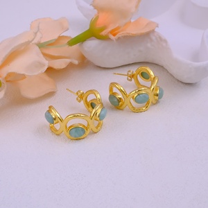 Boucles d'oreilles créoles texturées en laiton électrolytique or Amazonite fabriquées à la main clous de créateur élégants bijoux artisanaux en gros à la mode - Product Image 3