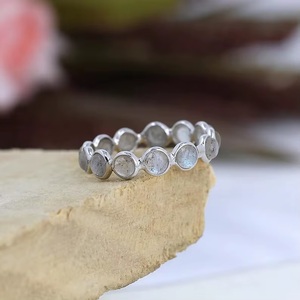 แหวนเงินแท้ 925 ประดับลาบราดอไรต์ธรรมชาติ สีฟ้าประกายเต็มวง แหวนแบบ Eternity ทำมือ เครื่องประดับอัญมณี งานฝีมือ ขายส่งจากโรงงาน - Product Image 5