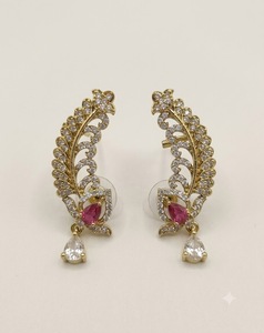 Pendientes de Oreja con Diseño de Hojas Glamorosas y Diamantes Americanos, Elegantes y Brillantes, Chapados en Oro Antiguo, Fabricante de Pendientes de Moda - Product Image 1